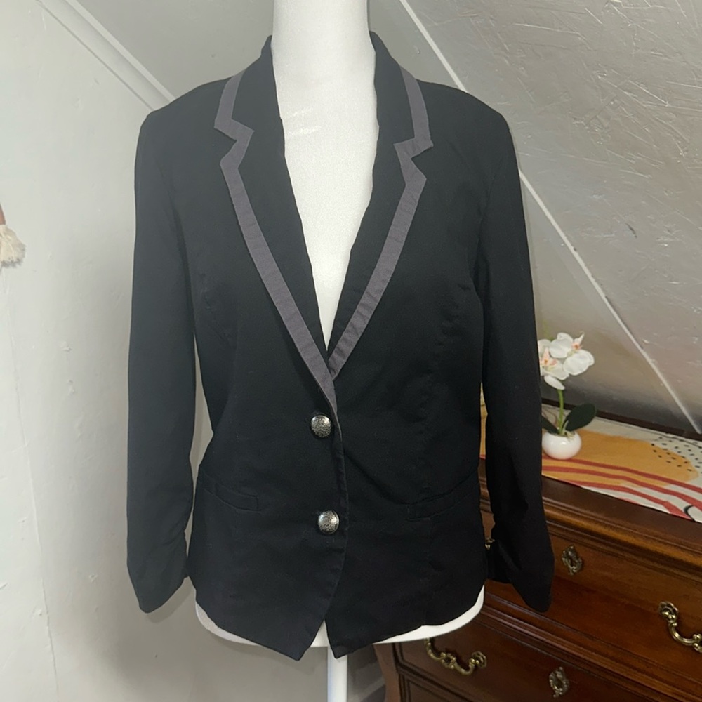 Maurices Women’s 2 Button Blazer with pockets and cute sleeve design size M